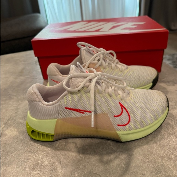 Nike women White and Neon Green workout  Sneakers - Picture 3 of 6